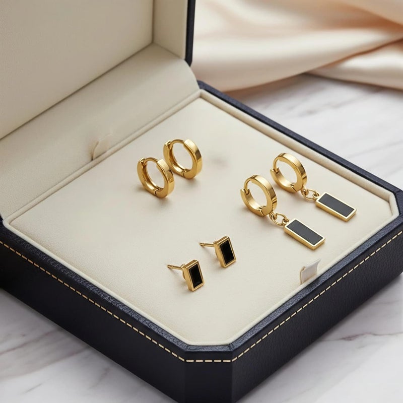 طقم ٣ أزواج حلقان ذهبية ساحرة؛ تجمع بين المربع الثابت، الحلقات السادة، ودلايات مستطيلة سوداء. من الستانلس ستيل المقاوم للصدأ، إطلالة تمنحكِ فخامة. - Image 5